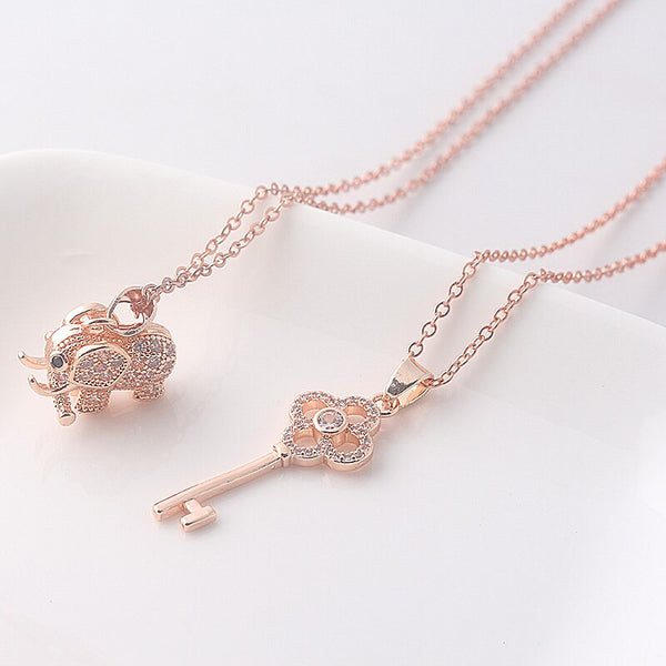 Japanische und koreanische Mode-Familien-Halskette Vierblättriges Kleeblatt-Schlüssel-Rosa-Elefant-Kristall-Freundinnen-Anhänger-Mädchen-Schmuck