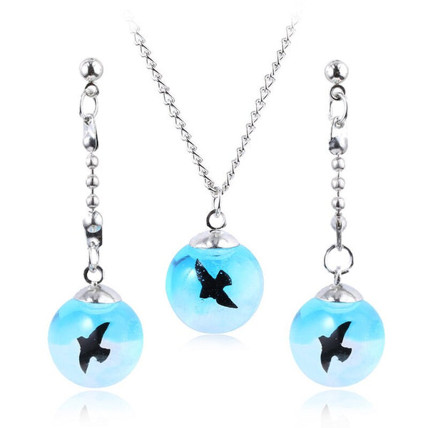 Sea Blue Sky Eagle Bird Necklace Creative Fashion Animal Pendant Transparent Spherical Resin Female Beach Travel Photo Gift